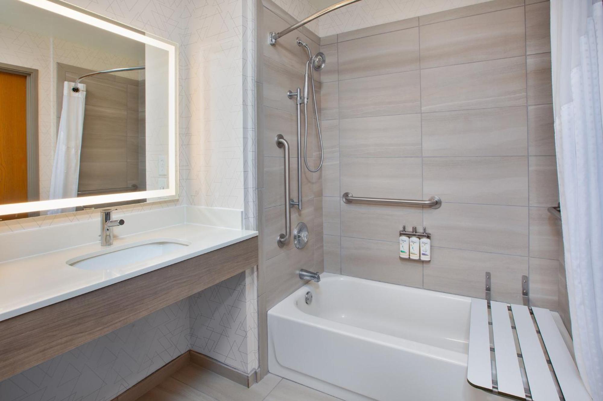 Holiday Inn Express & Suites Buffalo, An Ihg Hotel Екстериор снимка