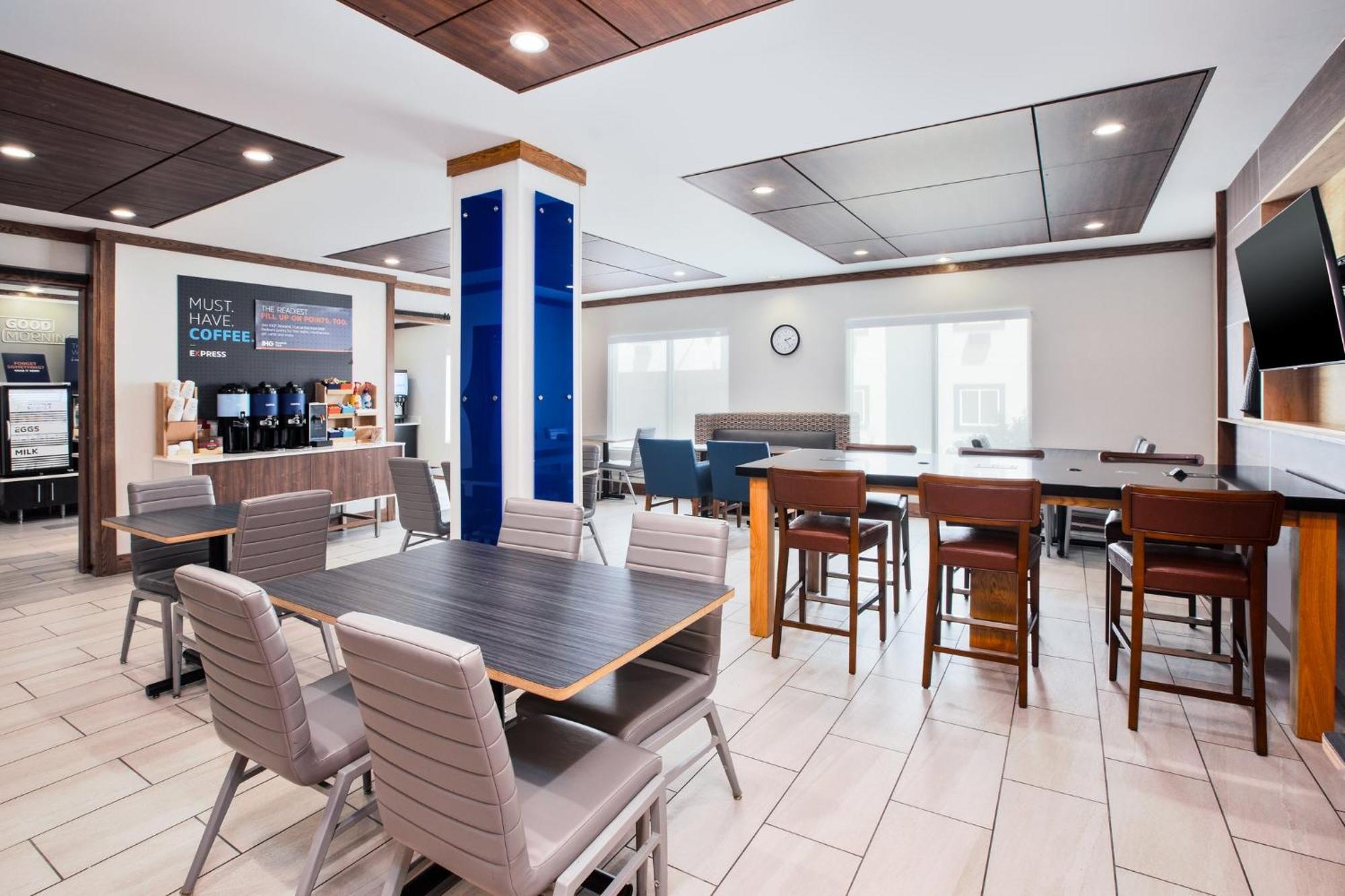 Holiday Inn Express & Suites Buffalo, An Ihg Hotel Екстериор снимка